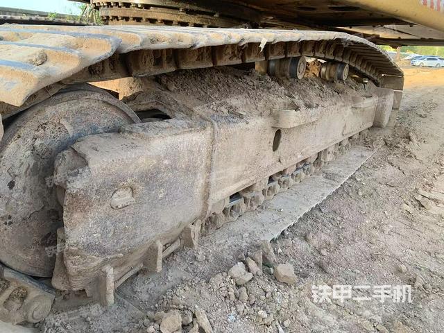 單側(cè)履帶整體(整機(jī)外觀) 單側(cè)履帶整體(整機(jī)外觀)