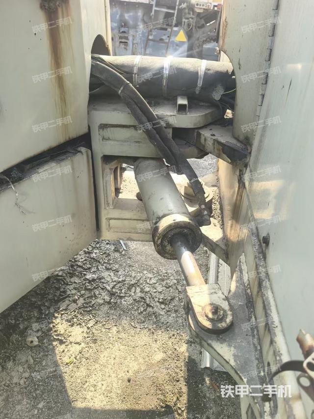 駕駛室操作臺(tái)（設(shè)備外觀及核心部件）