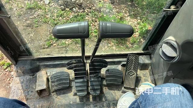 行走控制手柄和踏板?俯拍（駕駛室部分）