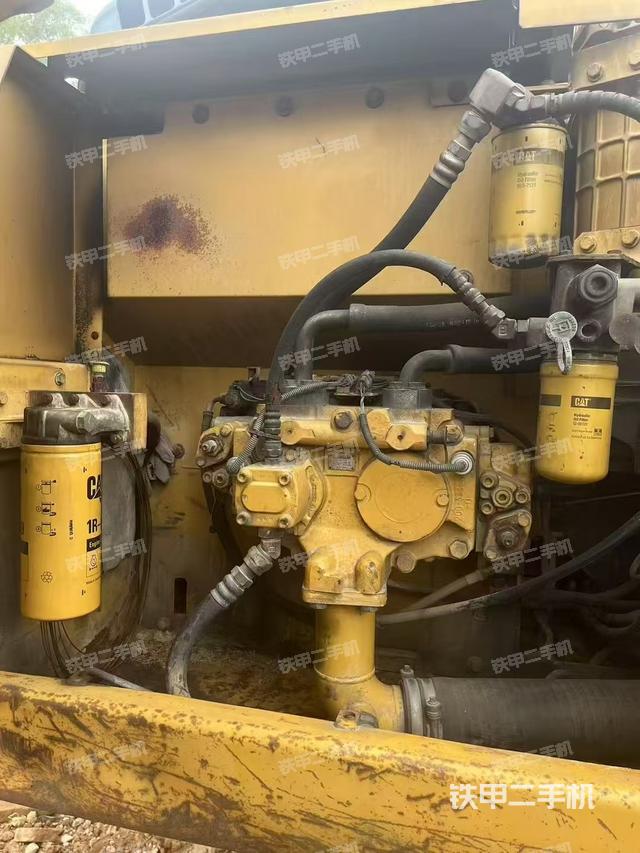 液壓泵艙室正面整體(整機(jī)外觀) 液壓泵艙室正面整體(整機(jī)外觀)