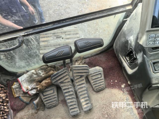 行走控制手柄和踏板?俯拍（駕駛室部分）