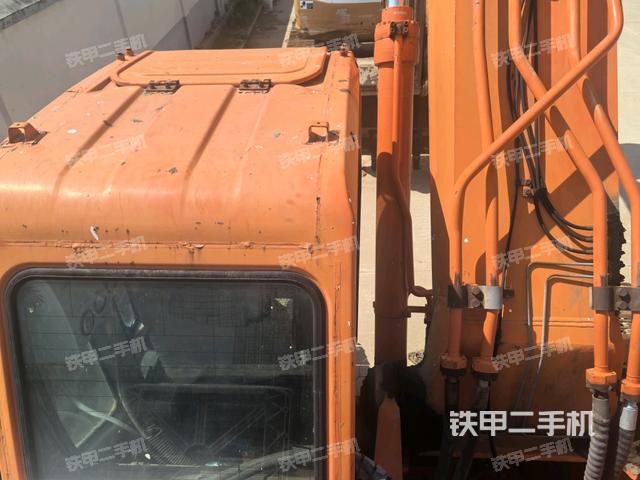 駕駛室頂部(整機(jī)外觀) 駕駛室頂部(整機(jī)外觀)