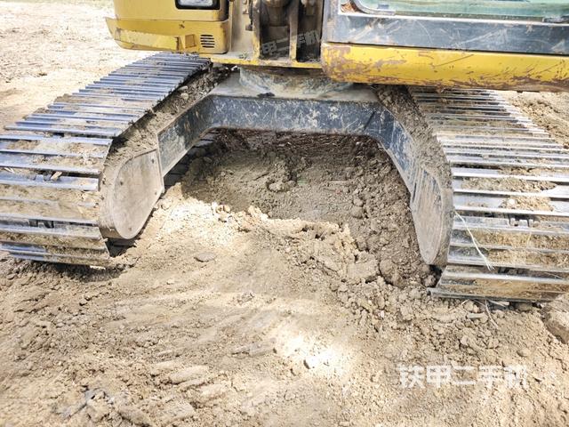 轉(zhuǎn)盤(pán)和下車架正前（工作和回轉(zhuǎn)裝置）