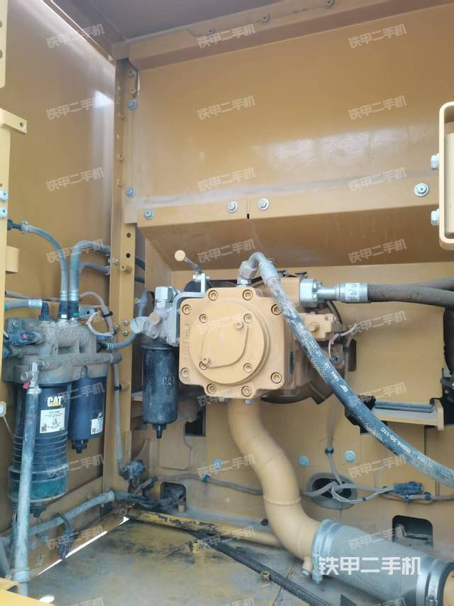 液压泵舱室正面整体（整机外观）