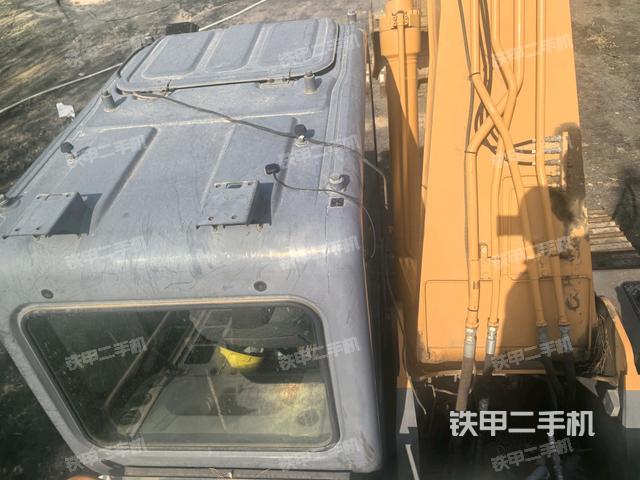 駕駛室頂部(整機(jī)外觀) 駕駛室頂部(整機(jī)外觀)