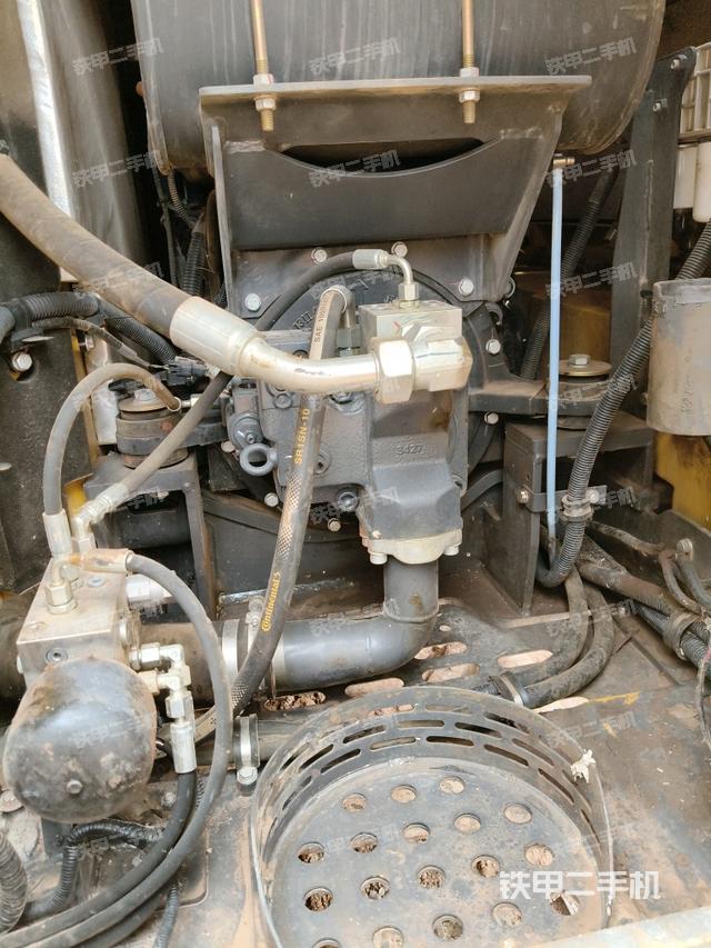 液壓泵艙室正面整體（整機外觀）