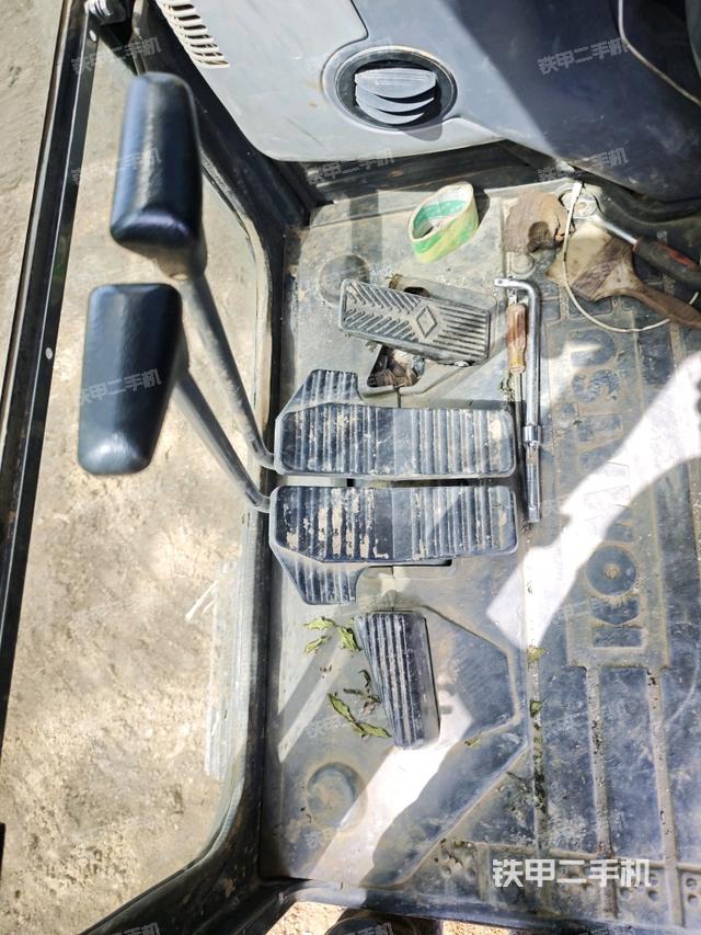 行走控制手柄和踏板?俯拍（駕駛室部分）