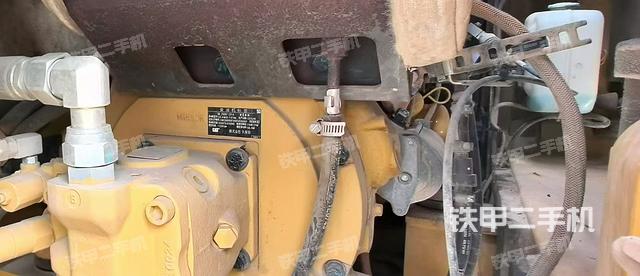 液压泵舱室正面整体（整机外观）