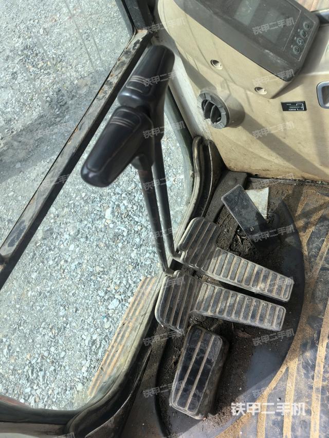 行走控制手柄和踏板?俯拍（駕駛室部分）