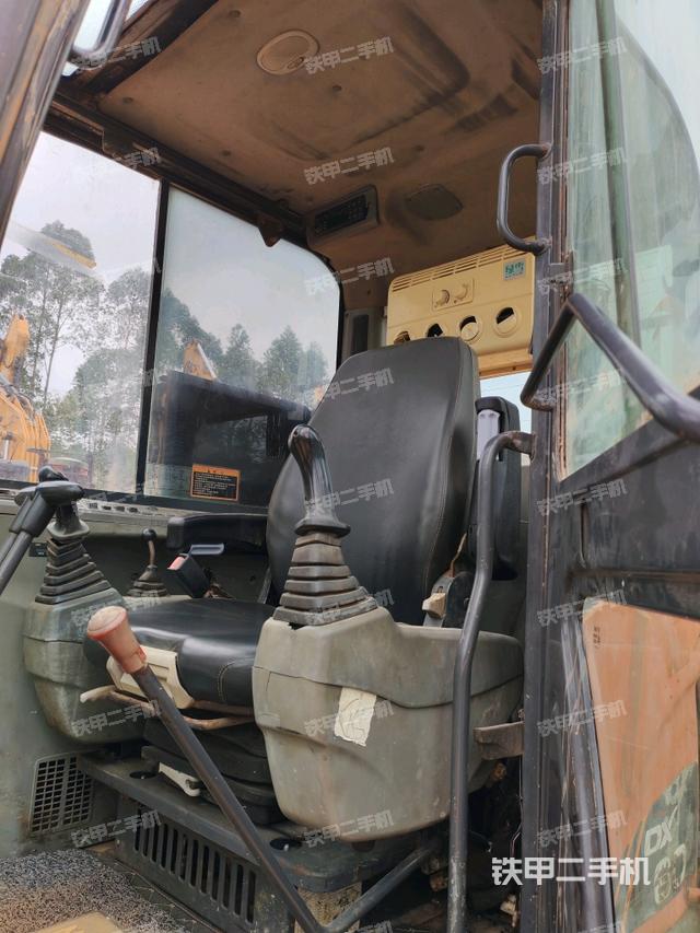 駕駛室整體(整機外觀) 駕駛室整體(整機外觀)