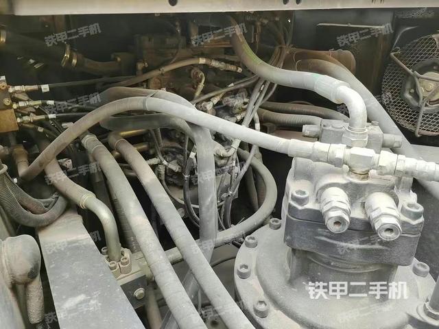 回轉馬達和主控閥(整機外觀) 回轉馬達和主控閥(整機外觀)