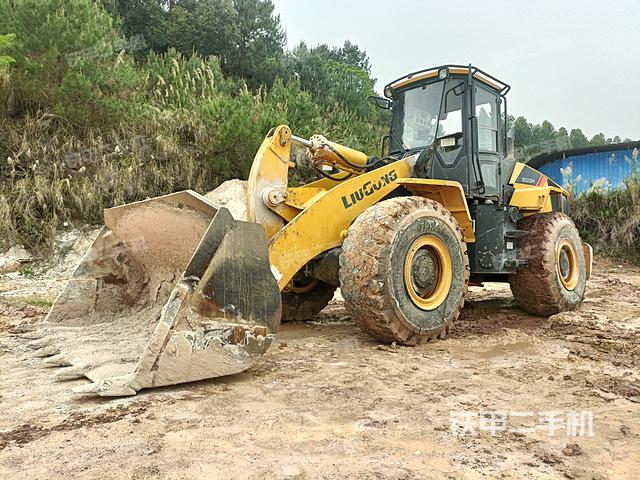 駕駛室操作臺(tái)(整機(jī)外觀及大件) 駕駛室操作臺(tái)(整機(jī)外觀及大件)