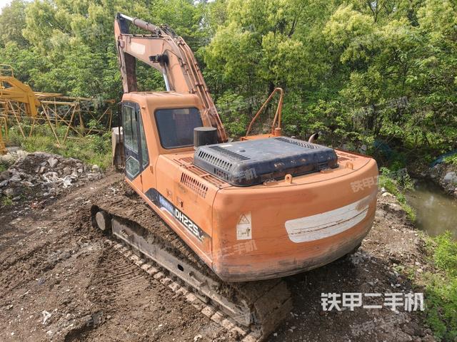 斗山DH225LC-7挖掘机的设备实拍-第2张实拍照片