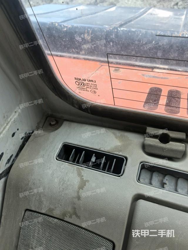 后窗玻璃角標（駕駛室部分）