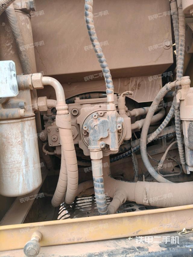 液壓泵艙室正面整體（整機外觀）