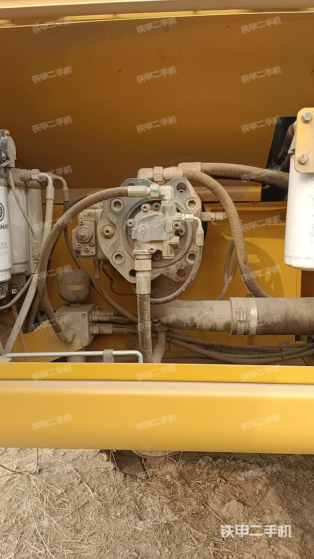 液压泵舱室正面整体（整机外观）