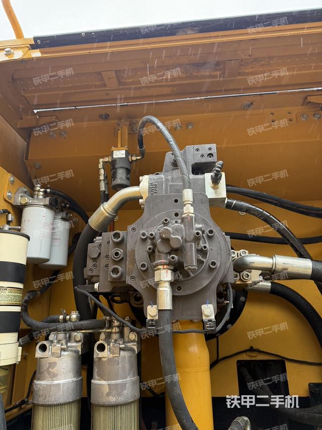液壓泵艙室正面整體(整機外觀) 液壓泵艙室正面整體(整機外觀)