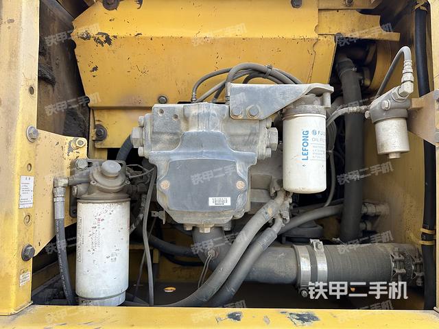 液壓泵艙室正面整體（整機外觀）