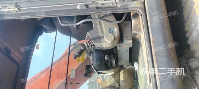 駕駛室整體(整機(jī)外觀) 駕駛室整體(整機(jī)外觀)