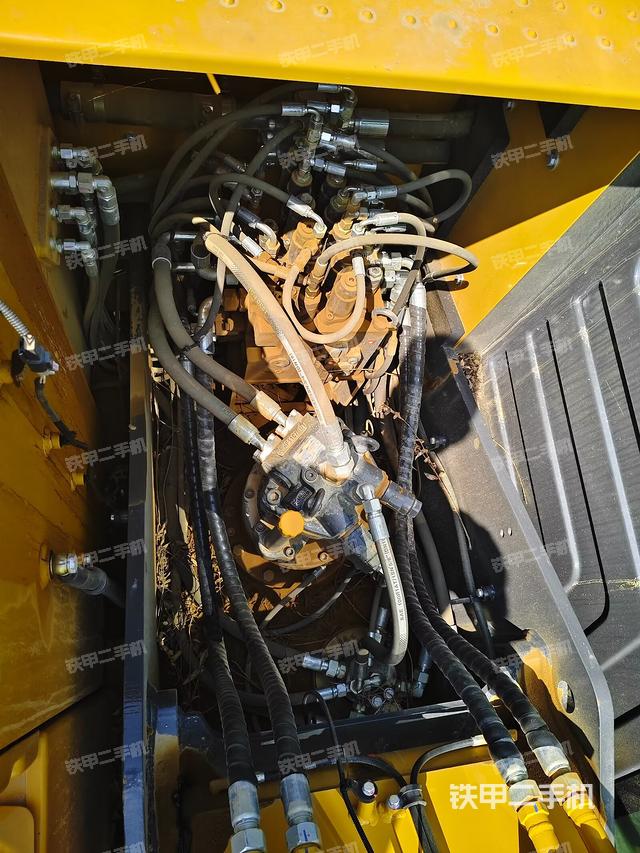 回轉馬達和主控閥（整機外觀）