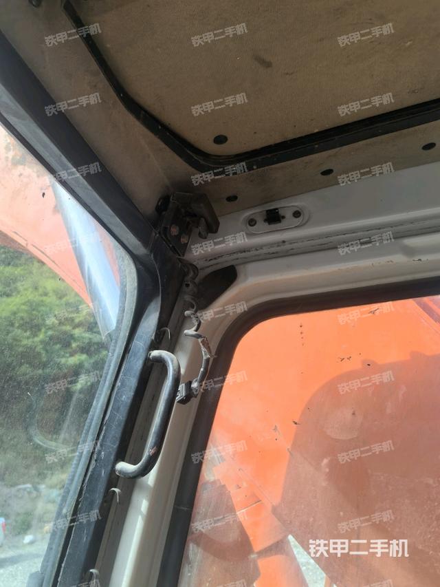 左后方玻璃角標（駕駛室部分）