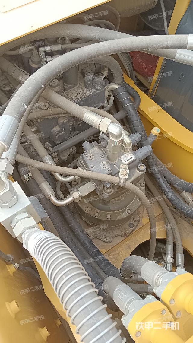 回转马达和主控阀（整机外观）