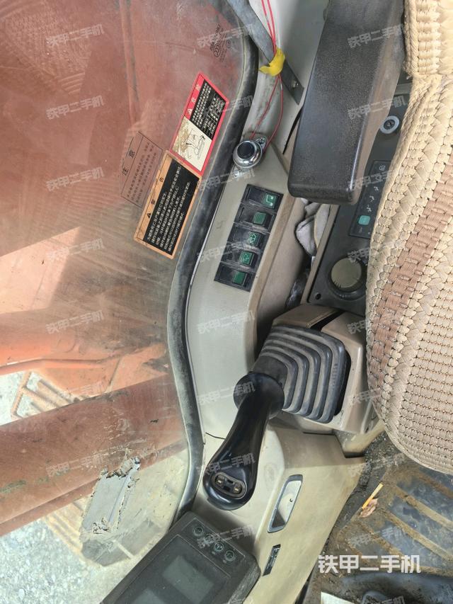 座椅右側(cè)控制臺/鑰匙門/油門/含右手柄（駕駛室部分）