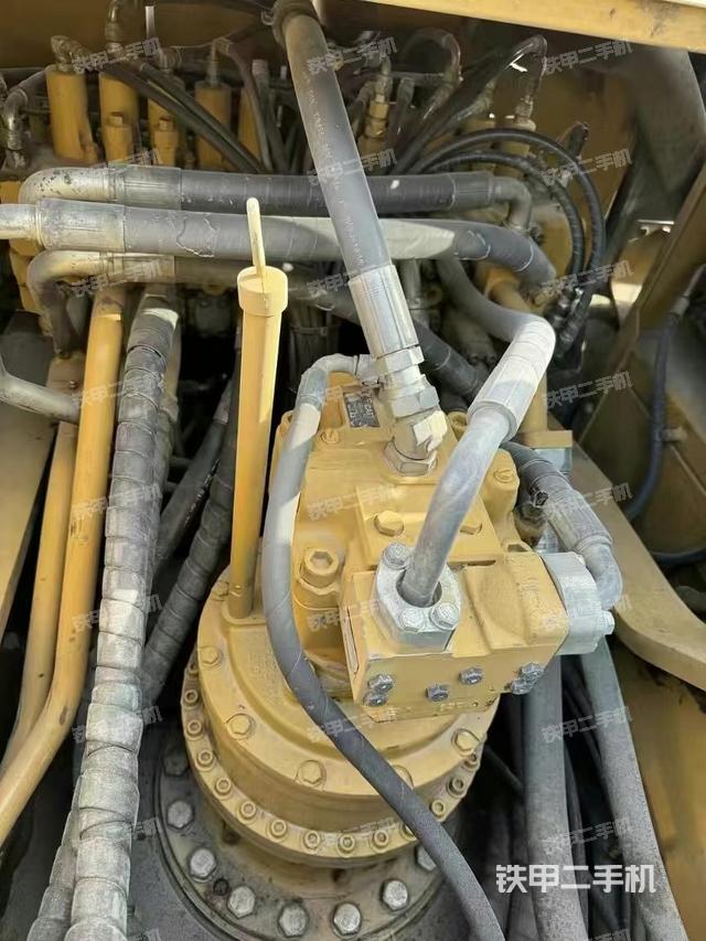 回转马达和主控阀（整机外观）