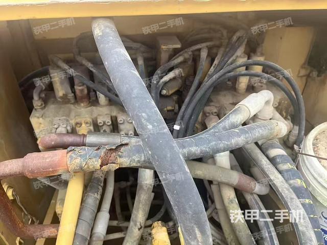 回轉(zhuǎn)馬達(dá)和主控閥(整機(jī)外觀) 回轉(zhuǎn)馬達(dá)和主控閥(整機(jī)外觀)