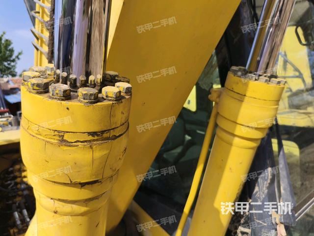 大臂油缸整体 竖拍（工作和回转装置）