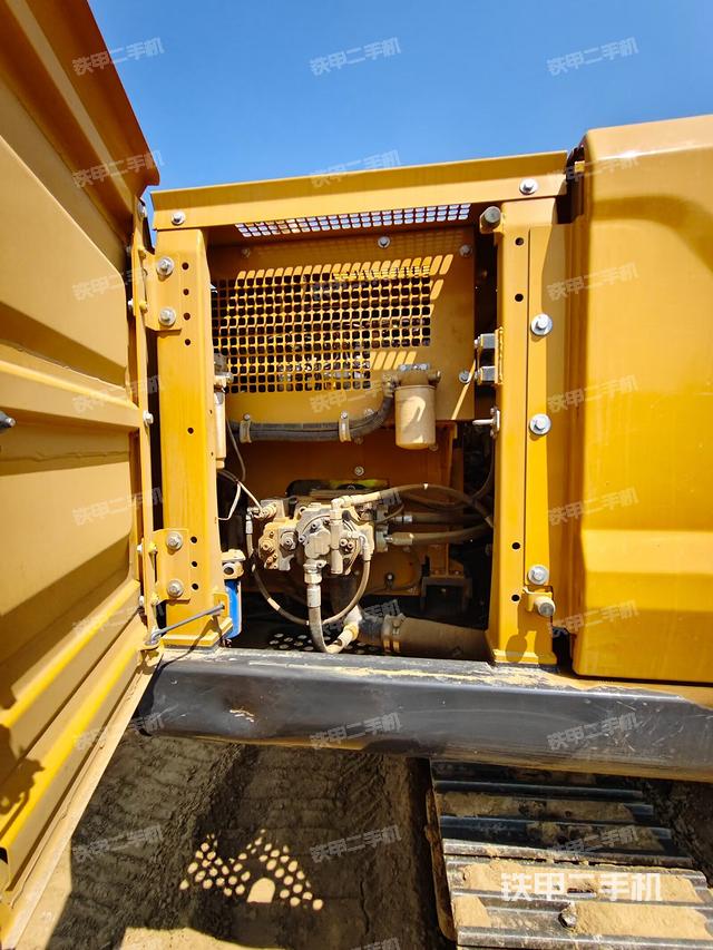 液壓泵艙室正面整體（整機外觀）