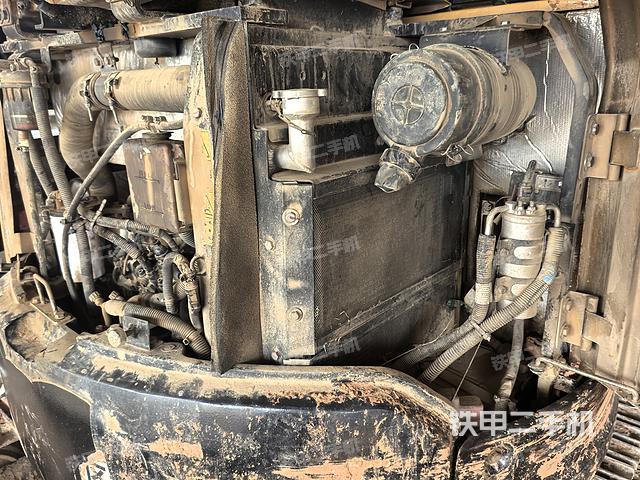 液压泵舱室正面整体（整机外观）