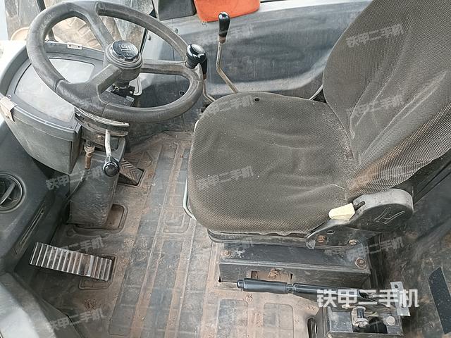 駕駛室工作臺(tái)(整機(jī)外觀及大件) 駕駛室工作臺(tái)(整機(jī)外觀及大件)