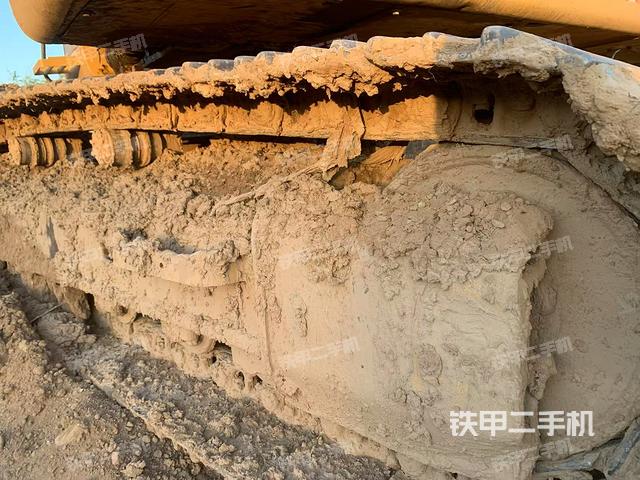單側(cè)履帶整體(整機(jī)外觀) 單側(cè)履帶整體(整機(jī)外觀)