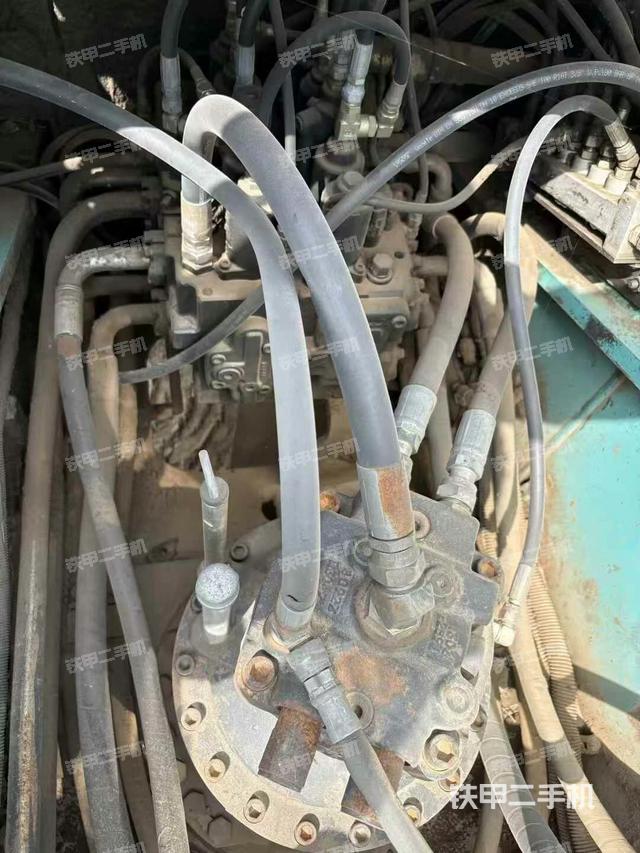 回轉(zhuǎn)馬達(dá)和主控閥（整機(jī)外觀）