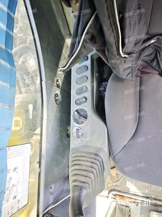 座椅右側(cè)控制臺(tái)/鑰匙門(mén)/油門(mén)/含右手柄（駕駛室部分）