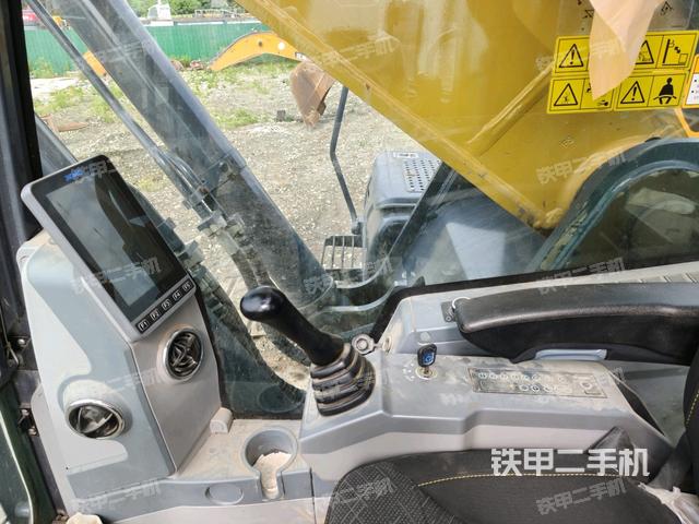 行走控制手柄和踏板?俯拍(駕駛室部分) 行走控制手柄和踏板?俯拍(駕駛室部分)
