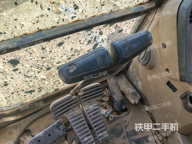 行走控制手柄和踏板?俯拍(駕駛室部分) 行走控制手柄和踏板?俯拍(駕駛室部分)