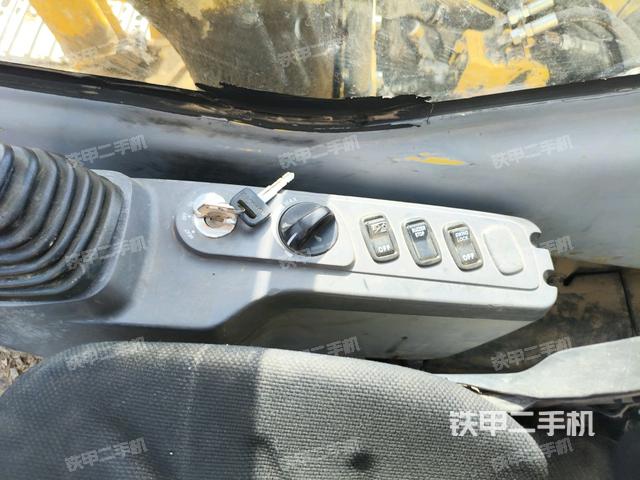 座椅左侧控制台/音响/含左手柄（驾驶室部分）