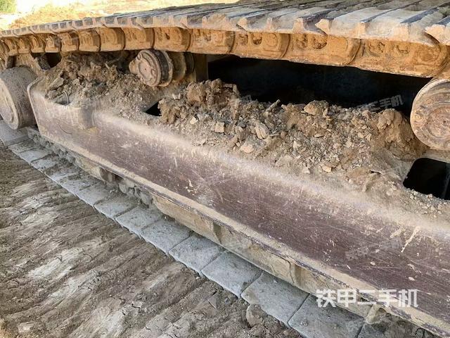 單側(cè)履帶整體(整機(jī)外觀) 單側(cè)履帶整體(整機(jī)外觀)