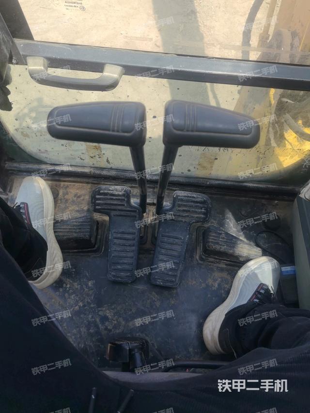 行走控制手柄和踏板?俯拍（駕駛室部分）