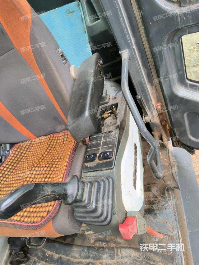 座椅左側(cè)控制臺/音響/含左手柄（駕駛室部分）