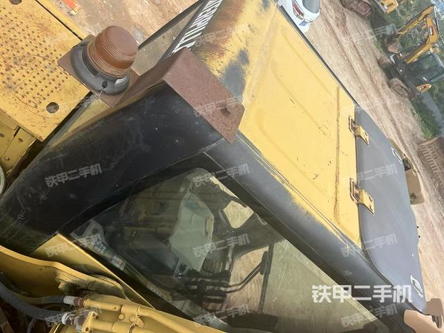 駕駛室頂部(整機(jī)外觀) 駕駛室頂部(整機(jī)外觀)