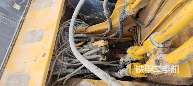 回轉(zhuǎn)馬達(dá)和主控閥（整機(jī)外觀）