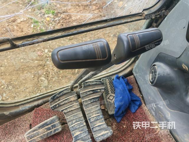 行走控制手柄和踏板?俯拍(駕駛室部分) 行走控制手柄和踏板?俯拍(駕駛室部分)