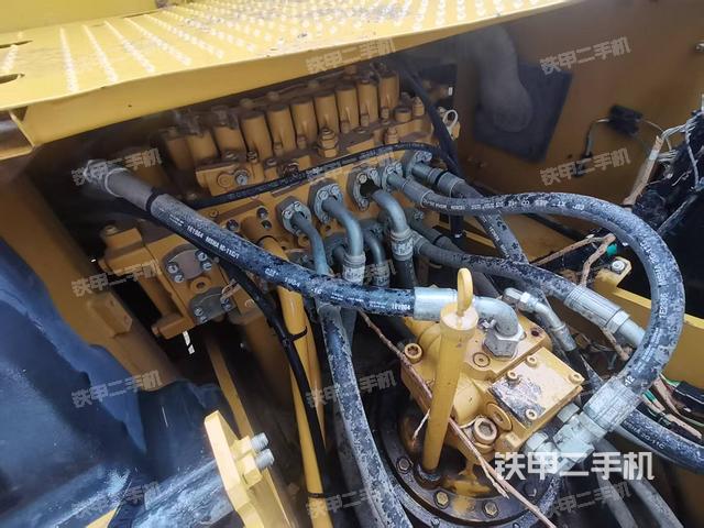 回转马达和主控阀（整机外观）