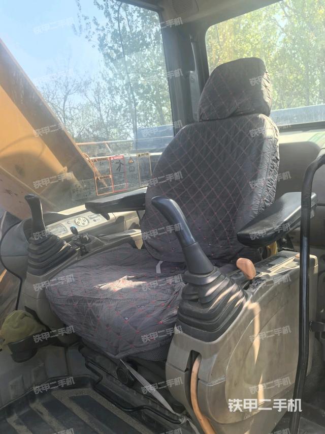 駕駛室整體(整機(jī)外觀) 駕駛室整體(整機(jī)外觀)