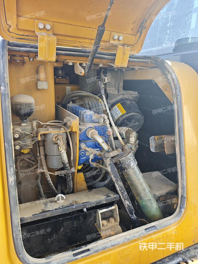 液压泵舱室正面整体（整机外观）