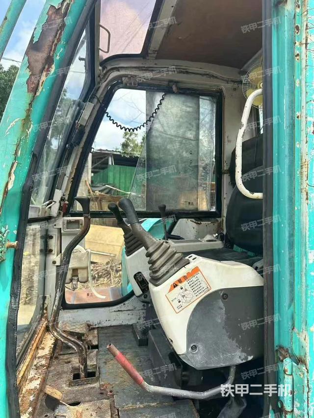 駕駛室整體（整機(jī)外觀）