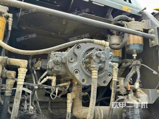 液壓泵艙室正面整體(整機外觀) 液壓泵艙室正面整體(整機外觀)